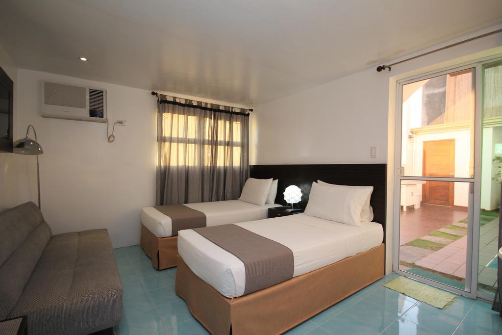Bluewaves Westcliff Villa Balabag  外观 照片